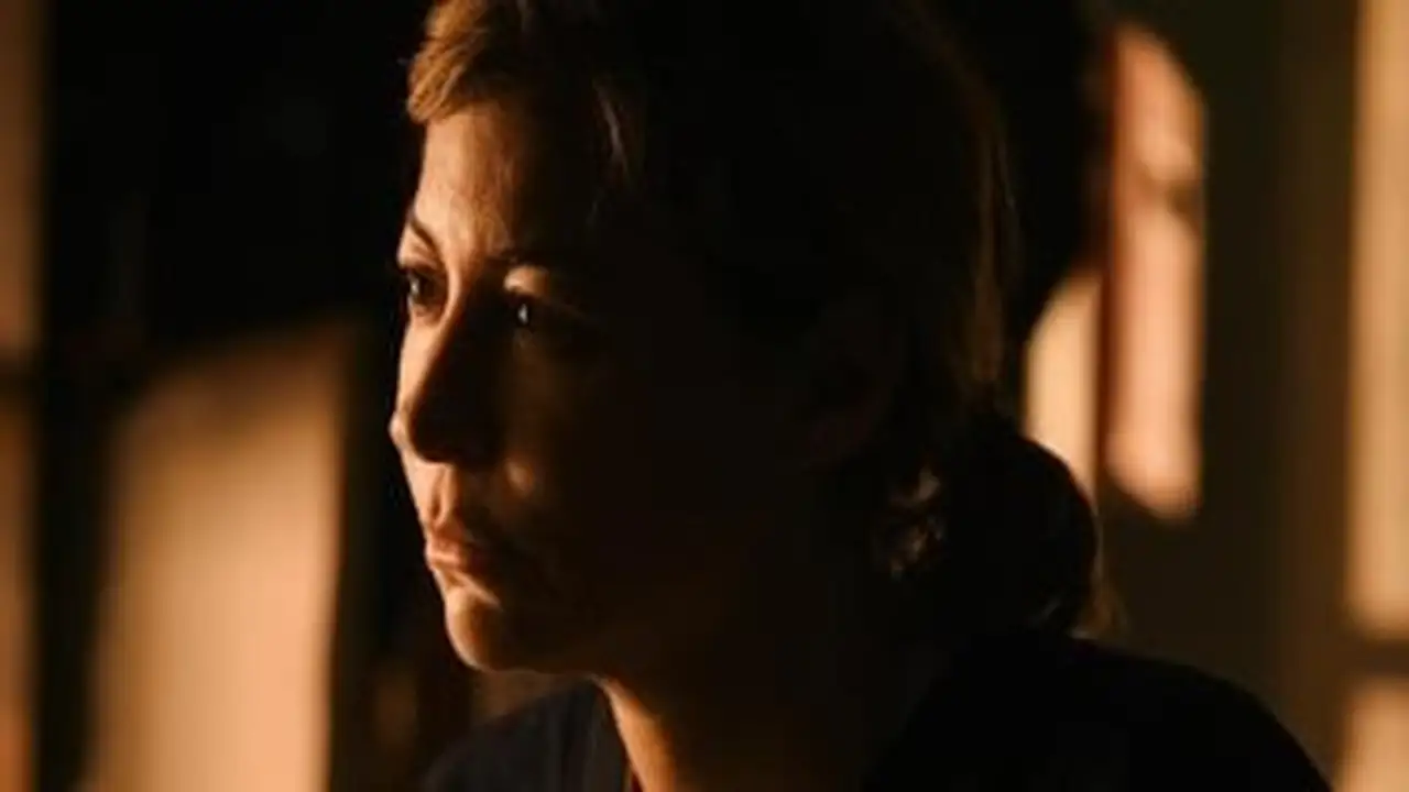 نجوم الفن يواسون منة شلبي في جنازة والدها بمسجد الشرطة